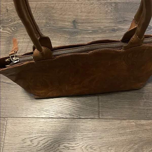 Leaders in Leather Light Brown Leather Shoulder Bag w/ Floral Western Design - Image 2