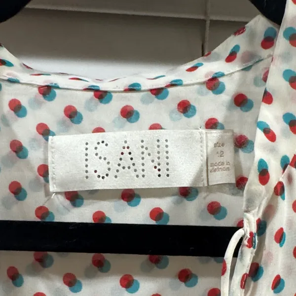 ISÄN Sleeveless White Pleated Peplum Blouse with Red & Blue Dot Print - Image 2
