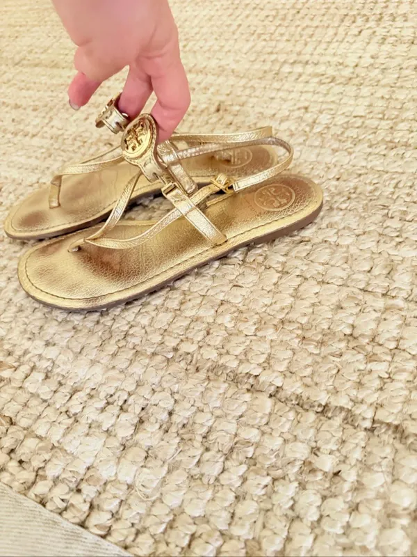 Tory Burch Gold Leather Thong Sandals Logo Medallion Brazil Women’s Size 6.5 - Image 2