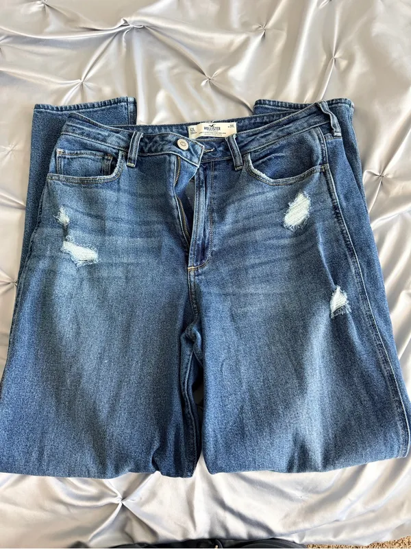 Hollister Women's Medium Blue Skinny Jeans - Image 4
