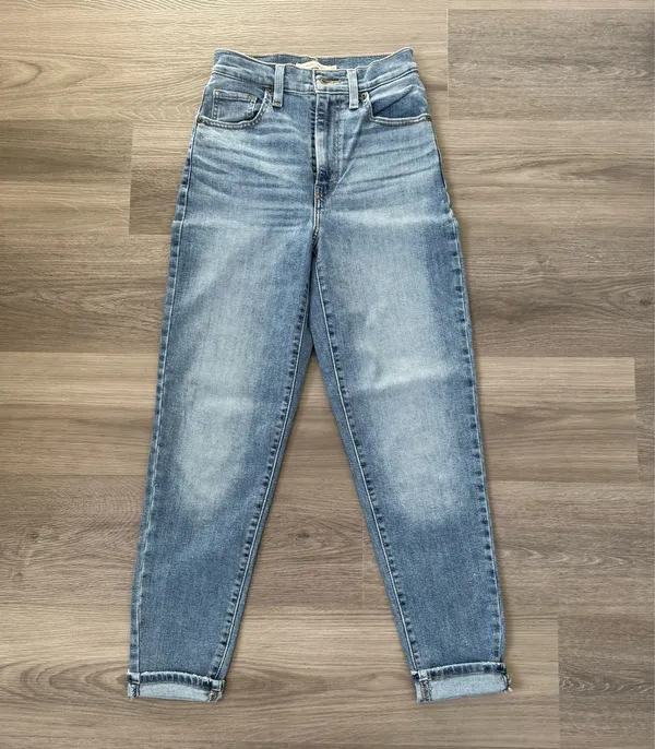 Levi’s Mom Jeans High-Rise - Image 2