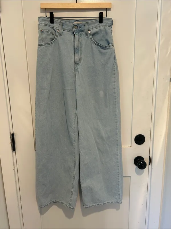 Levi’s Women’s Cinch Baggy size 28 - Image 2