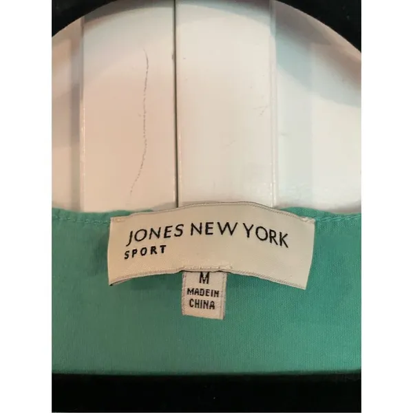 Jones New York green embroidered floral tank - Image 3