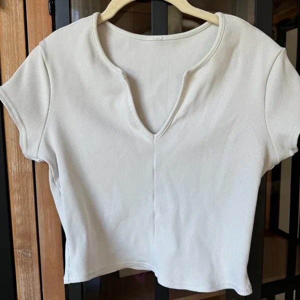 ALO yoga ribbed cropped tee Savvy short sleeve top workout split vneck white - Image 2