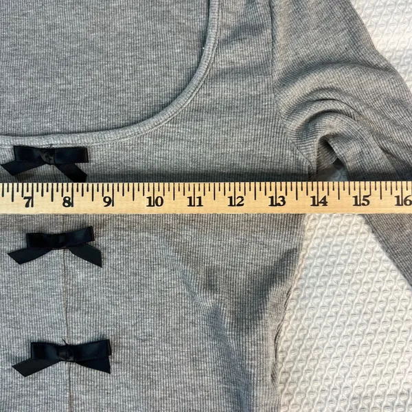 Dazy Womens Gray Ribbed Long Sleeve Crop Top Black Bow Detail‎ Scoop Neck Size M - Image 2