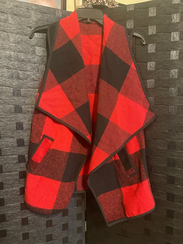Super Cute Black and Red Buffalo Check Sleeveless Open Front Vest Size Medium - Image 2