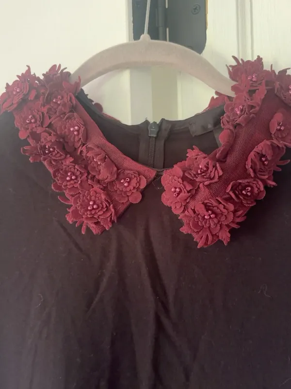 AQUA Black Shift Dress Burgundy 3D Floral Collar Size M - Image 3