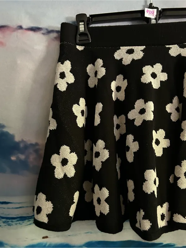 Forever 21 Black & White Floral Knit Skater Mini Skirt Small - Image 4