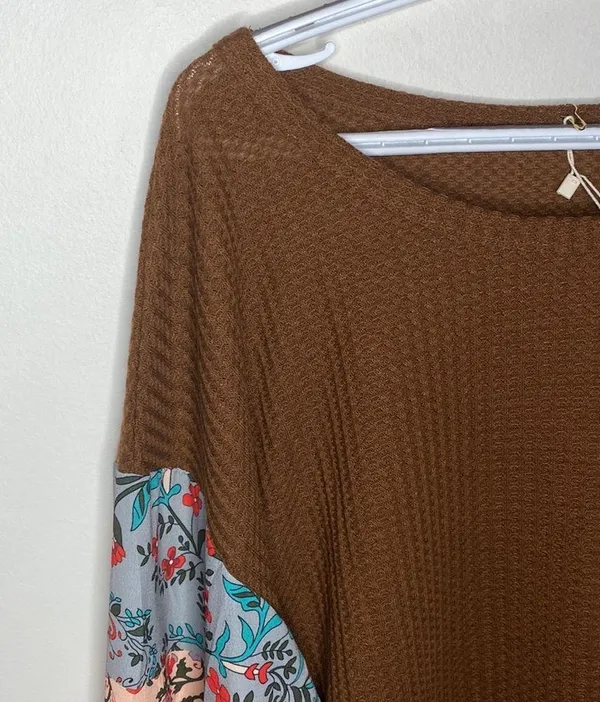 Tracies relaxed cut waffle knit thermal with contrast floral boho sleeves size L - Image 4
