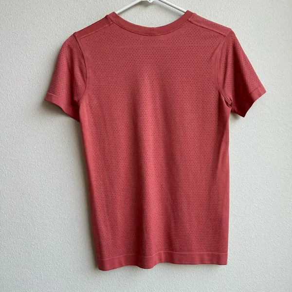 Lululemon Shirt Women's 6 Pink Coral Breeze By Top Short Sleeve Seamless Logo - Image 3