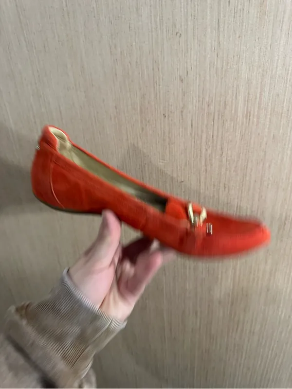 Anne Klein Iflex Red Orange Suede Loafers with Gold Chain Trim Size 7.5 - Image 7