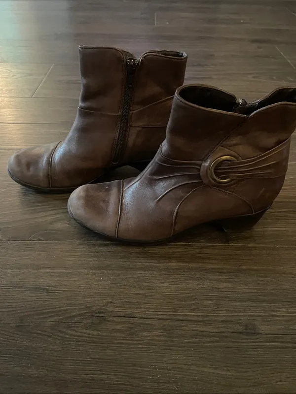 Women’s Clarks Brown Leather Zip Up Ankle Booties with Decorative Ring, Size 7M - Image 3