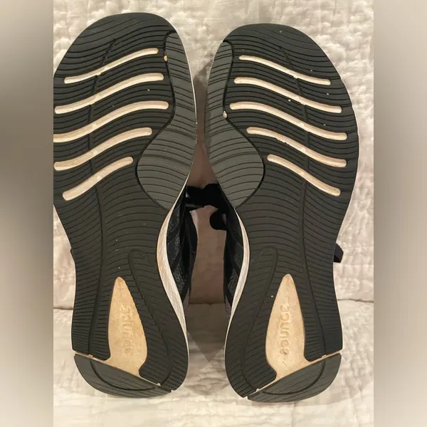Women’s Adidas Bounce Size 8 - Image 4