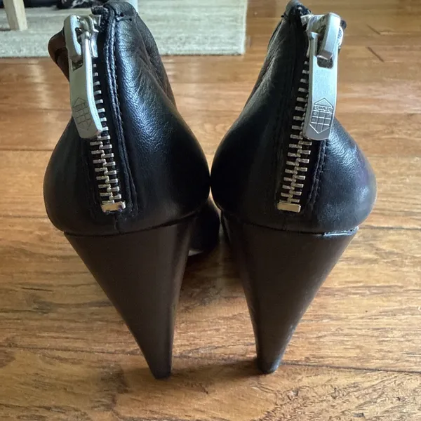 Vince Camuto Peep Toe Leather Shooties VC AMBER Booties Size 7.5 B Black Silver - Image 6