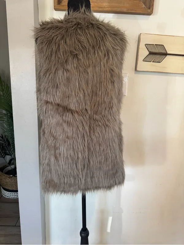 Faux Fur Open Front Vest in Taupe Brown - Image 5