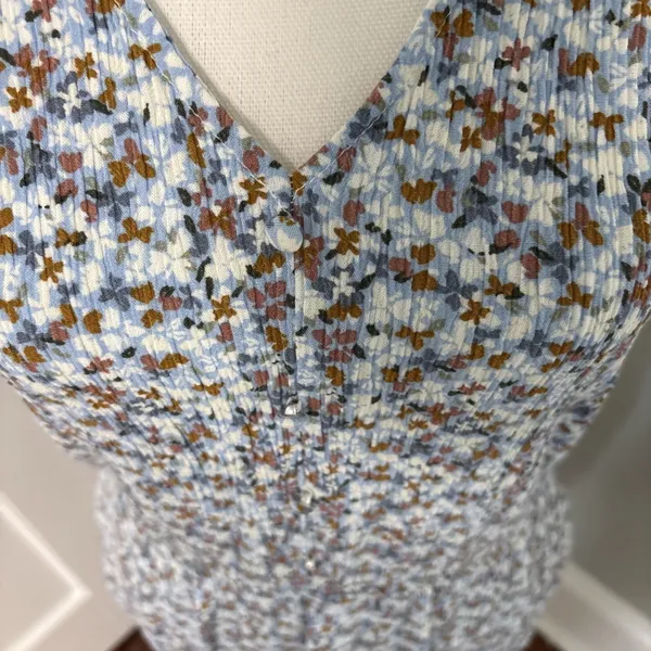 Market & Spruce Smocked Dress Medium Blue White‎ Floral Short Sleeve V-Neck - Image 2