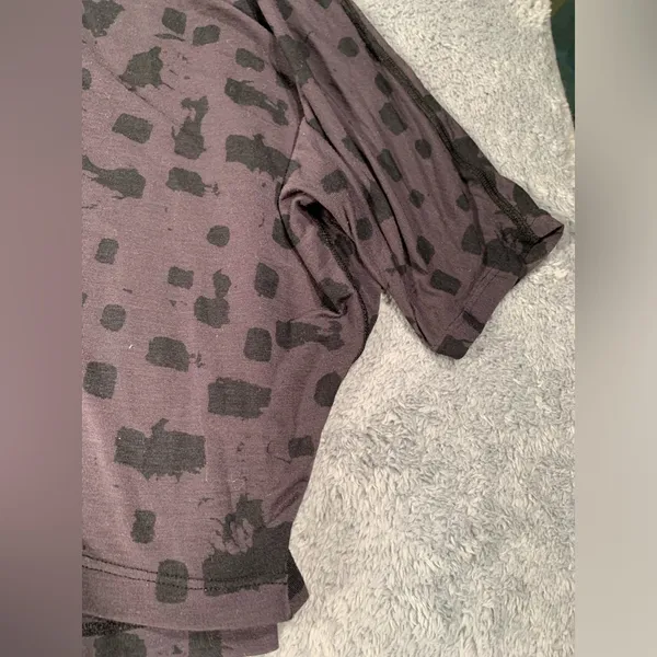 Lululemon Black gray Patterned tee shirt Top cropped - Image 4