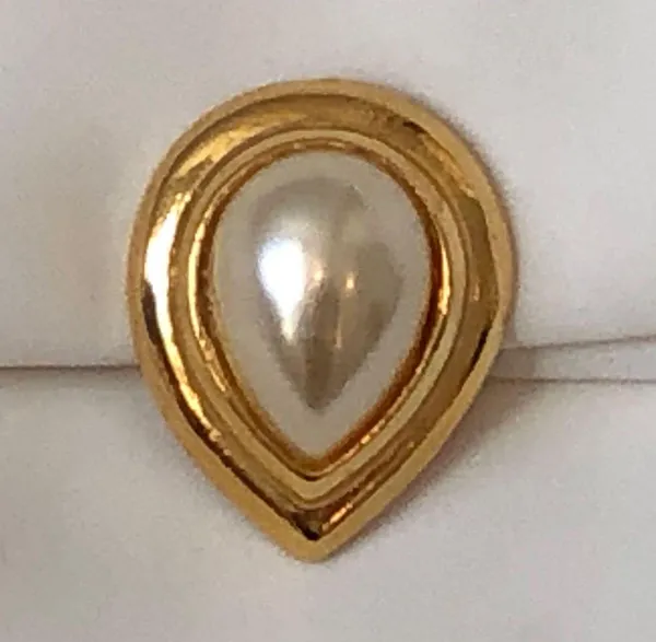 Lovely Vintage Clip On Earrings Gold Tone W Faux Pearl Cabochon - Image 4