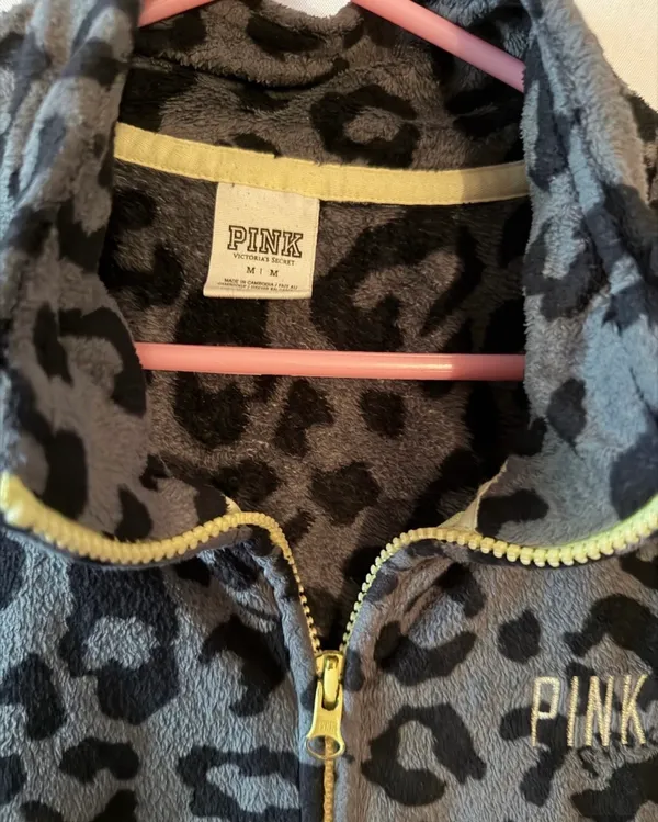 PINK Victoria's Secret Gray Leopard Print Fleece Jacket - Image 2