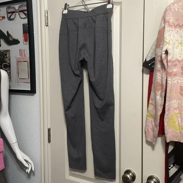Lululemon On The‎ Fly Pant 28" in Heathered Black - Image 4