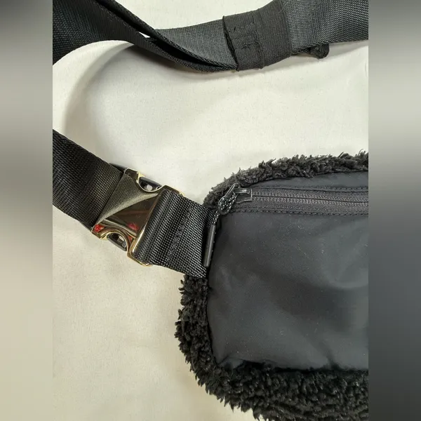 lululemon athletica Black Sherpa Crossbody Belt Bag - Image 10