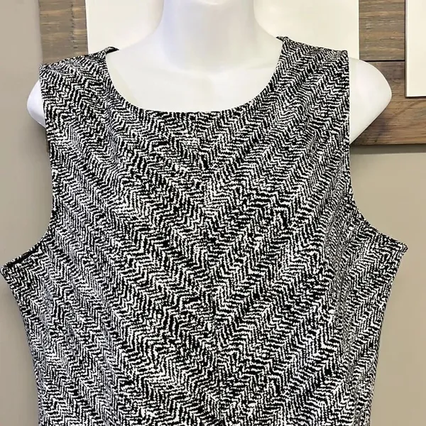 Banana Republic Sleeveless Black and White Abstract Pullover Shell- Large - Image 4