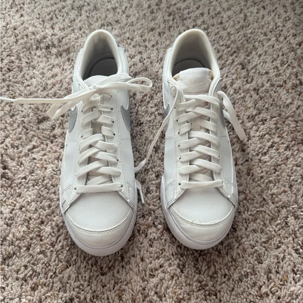 Nike White and Silver Low-Top Sneakers - Image 5