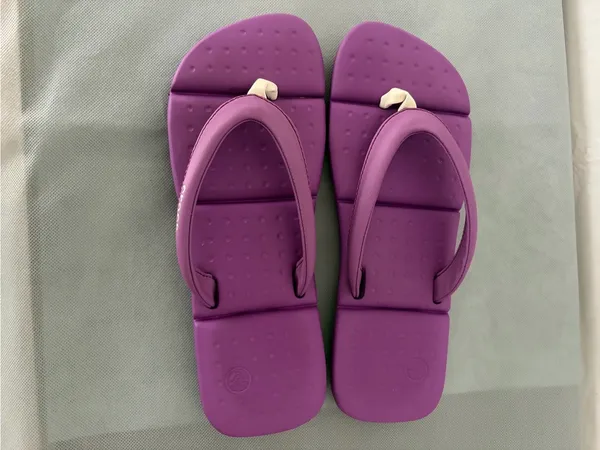 Crocs Women’s Size 9 Purple Flip Flops Excellent Condition (B198) - Image 4