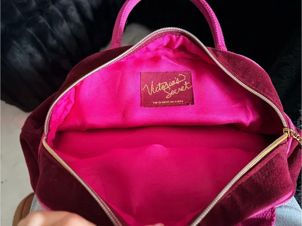 PINK Victoria's Secret Hot Pink Tote with Gold Heart - Image 9