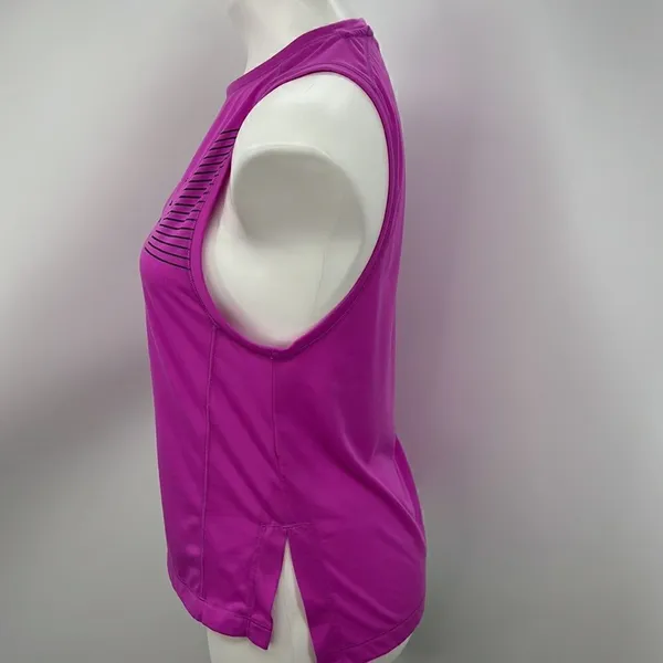 Under Armour sleeveless magenta tank size small - Image 5