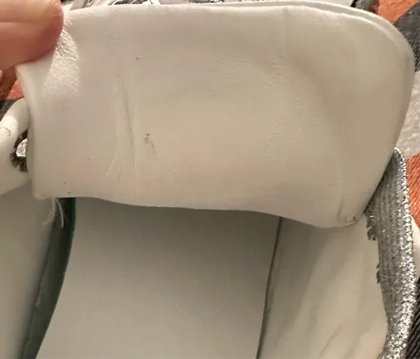 Título: Zapatillas Urbanas Plateadas con Acabado de Purpurina - Image 3