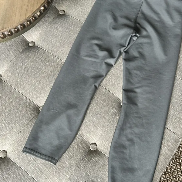 Alo Yoga Grey Cropped Workout Leggings Size Small - Image 8