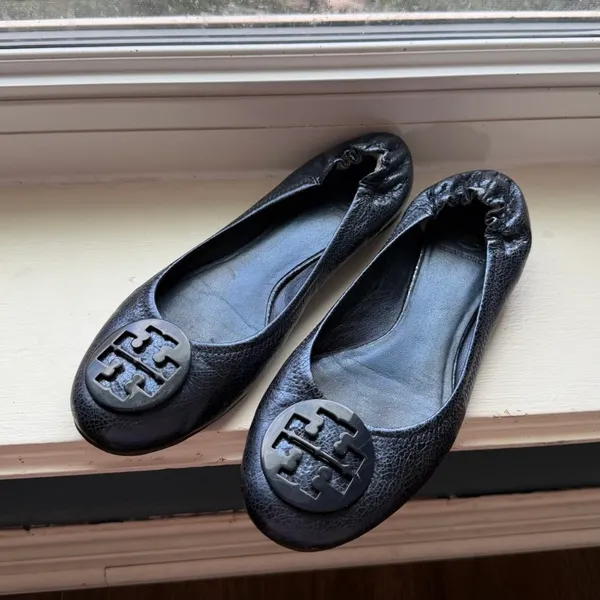 Tory Burch Navy Leather Flats with Metal Logo - Image 2