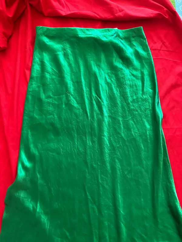 ✨ Vince Silk-Blend Skirt – Elegant Emerald Green | Retail $300 - Image 3
