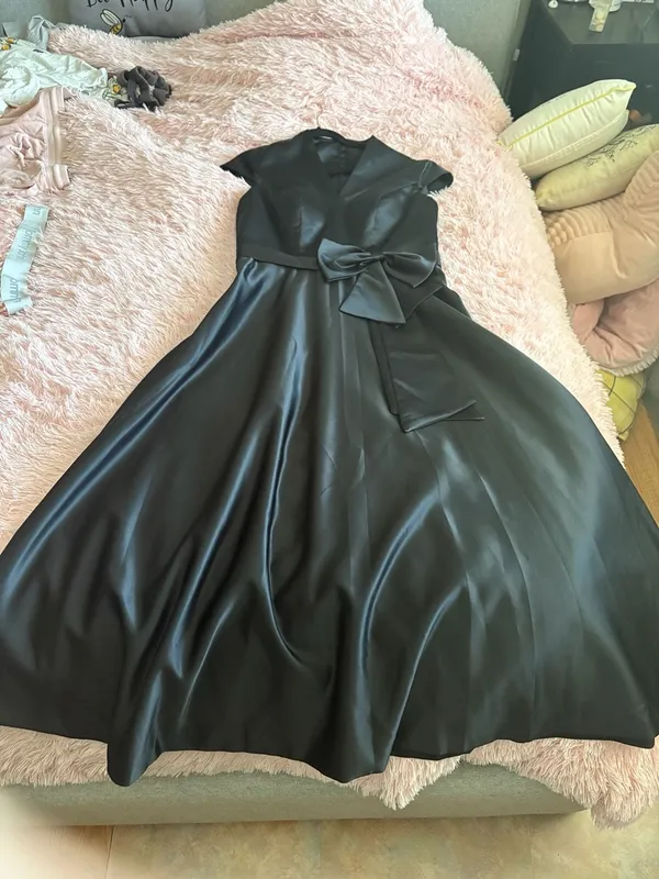 Unique Black Satin V-Neck Cap Sleeve A-Line Evening Gown With Bow Size 16 - Image 3