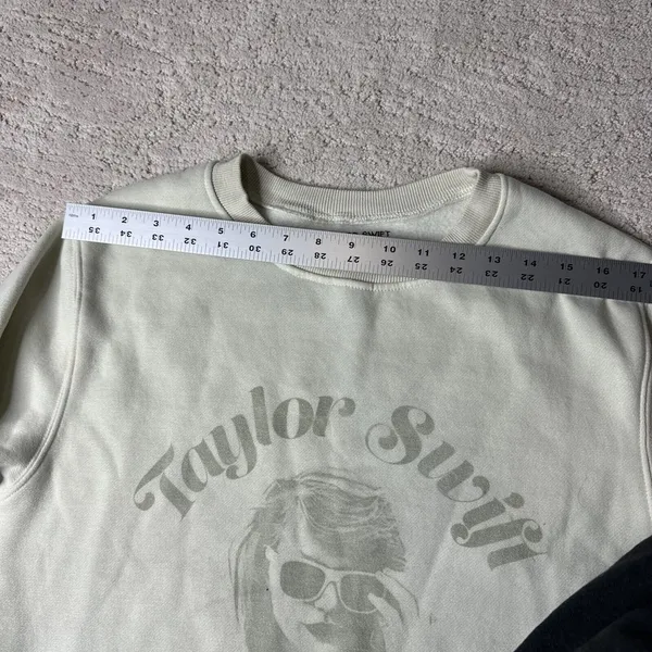 Women's Authentic Taylor Swift Size Small Cream Vault Tour Crewneck Sweater‎ - Image 5