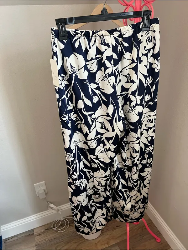A New Day Navy and White Floral Wide-Leg Silky Pants - Image 5