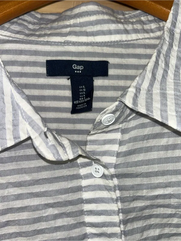 GAP White and Gray Striped Women's Button-Down Shirt - Image 2