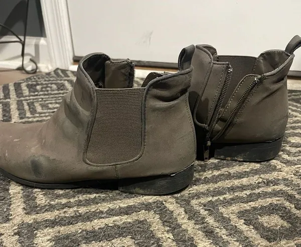 Gray Chelsea Ankle Boots with Side Zipper Size 6 - Image 2