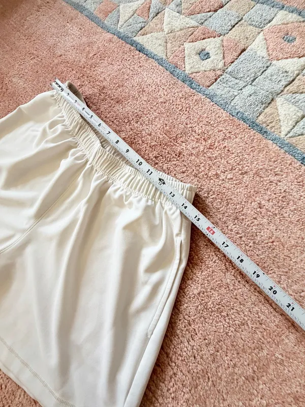 Elle Grey Ivory Knit Pull-On Shorts with Pockets Women’s Size M - Image 4