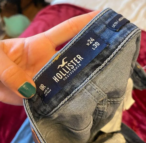 Hollister ripped jeans - Image 3