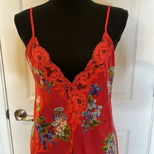 Victoria’s Secret size medium hot pink floral night gown with lace trim - Image 2