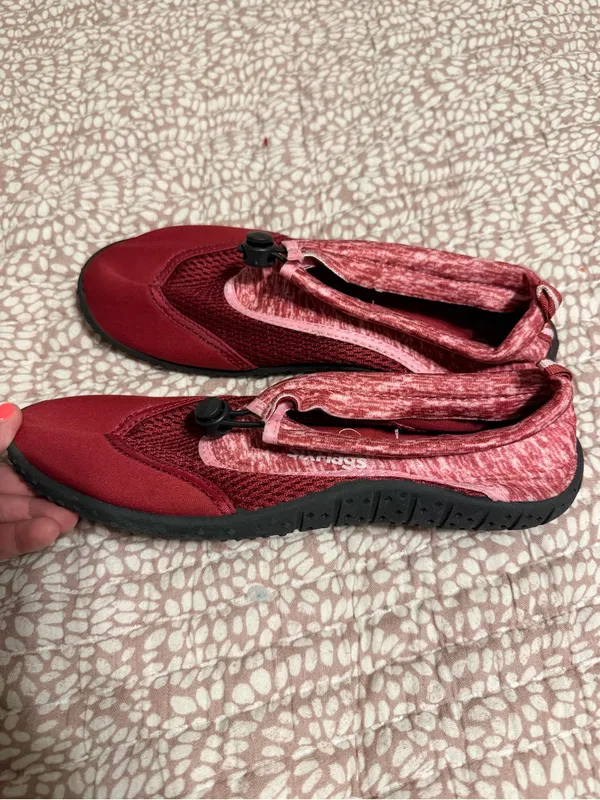 Maroon Six Flags brand water shoes with mesh top, drawstring closure size 7 - Image 2