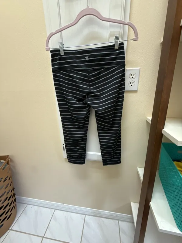 Athleta Chaturanga Striped Capri Yoga Leggings Size Small - Image 4