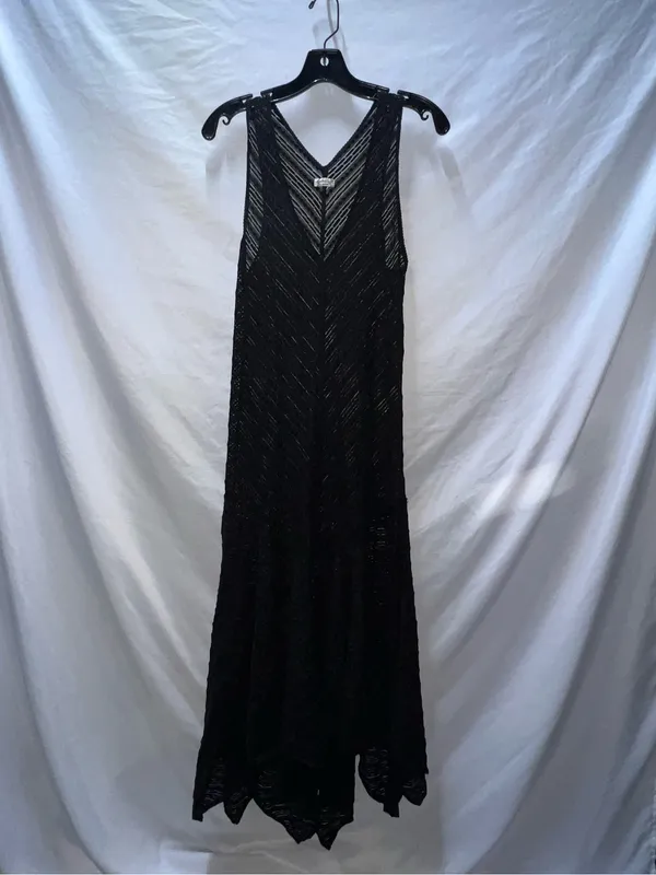 Black Sleeveless V - Image 2