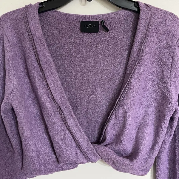Urban Outfitters Long Sleeve Cropped Sweater‎ Twist Front Purple Size Small - Image 2