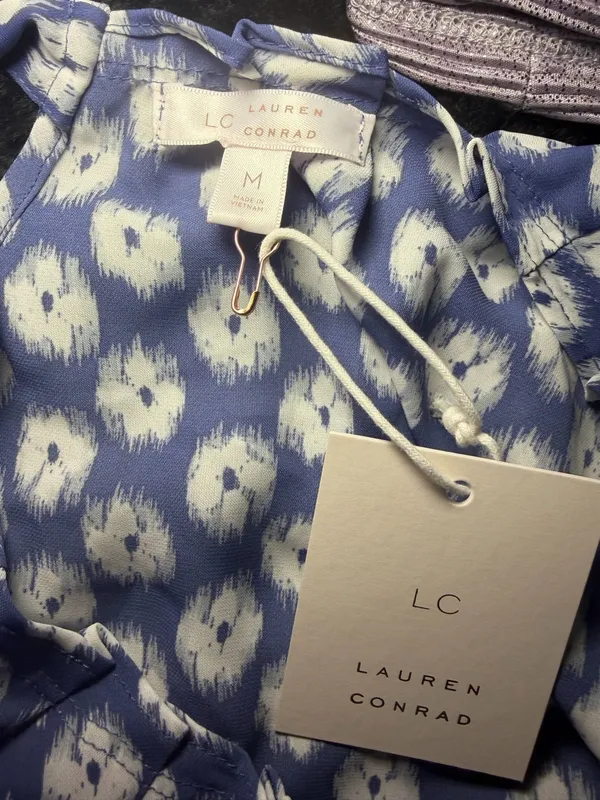 NWT Lauren Conrad Blue Floral Tie Back Pleat Neck Blouse Size Medium. - Image 5