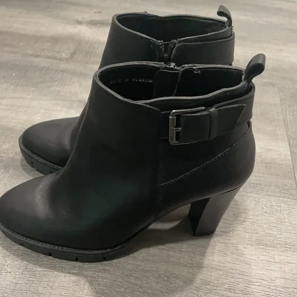 ITALIAN BATA Black Leather Booties Size 8 - Image 3