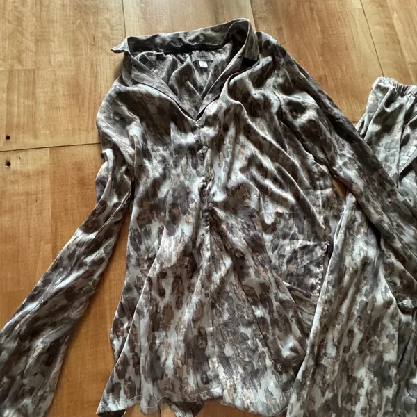 Nicole Miller New York‎ Animal Print Pajama Set Large Top Small Pants Gray Brown - Image 2