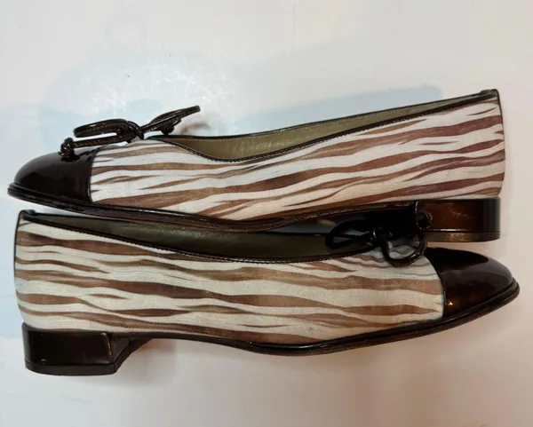 Womens 2 Tone Brown Flats Size 5 1/2B - Image 6